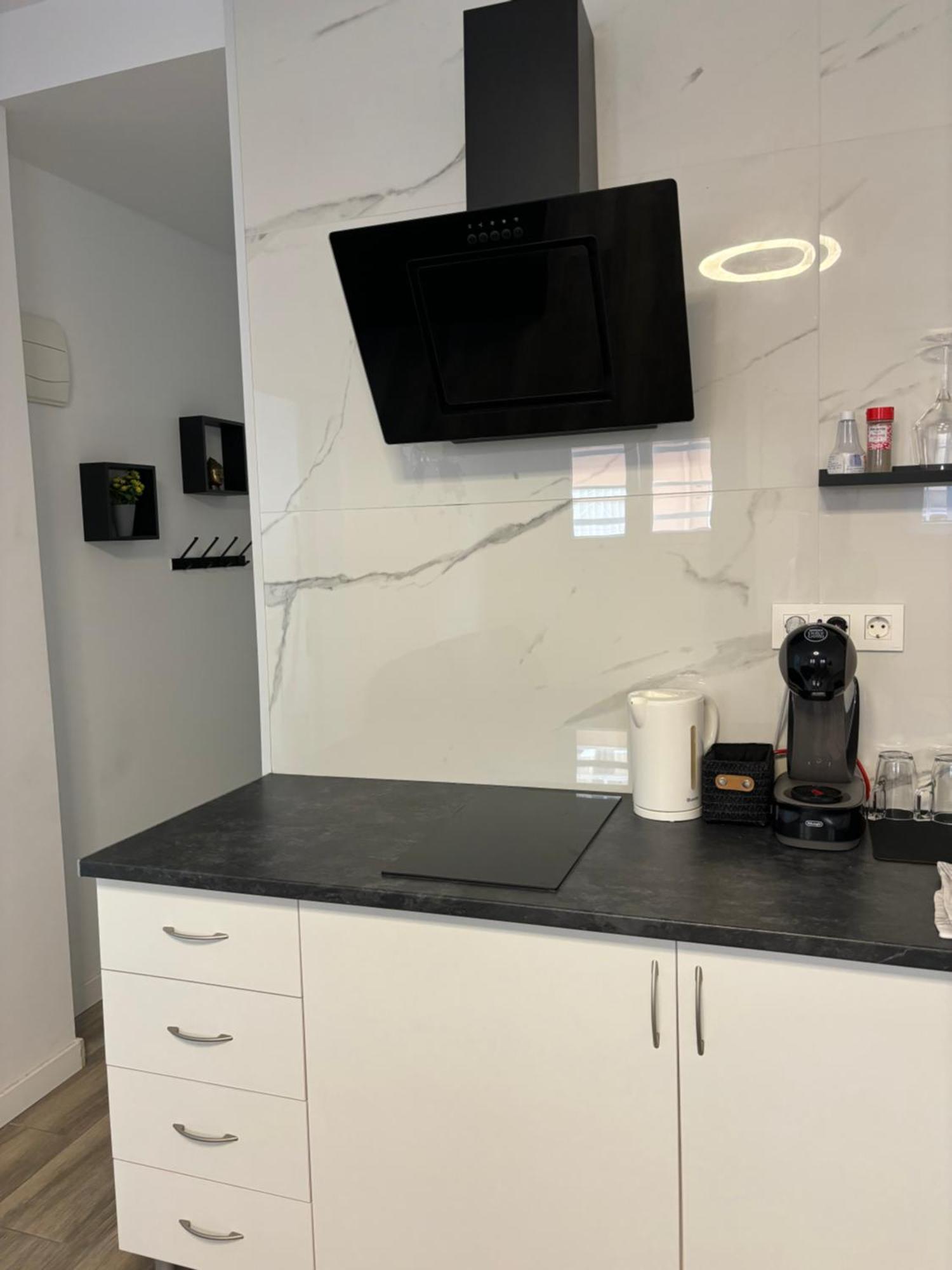 Apartamento Blanco Y Negro En El Centro Alicante Eksteriør billede